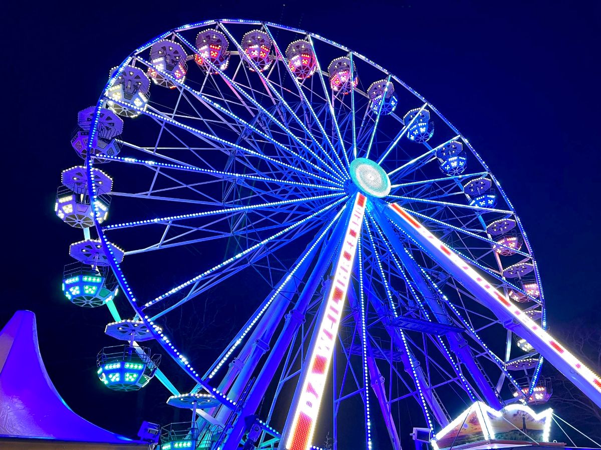 Roata Mare luminată noaptea la parcul Miramagica Herăstrău, atracție spectaculoasă pentru copii și familie