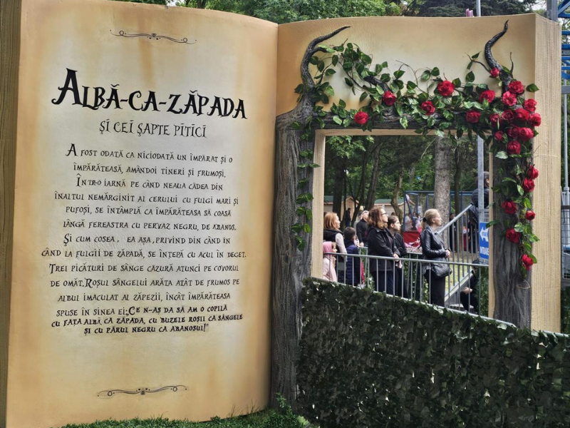 Carte decorativă uriașă cu povestea Albă-ca-Zăpada și cei șapte pitici, element tematic de la intrarea unei atracții din Miramagica Park