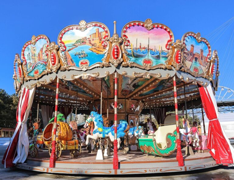 Carusel venețian decorat cu cai și trăsuri colorate, atracție clasică de parc de distracții pentru copii și adulți