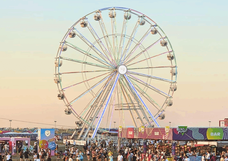 Roata Mare luminată la festivalul Beach Please, atracție vizitată de mii de participanți pentru panorame și distracție