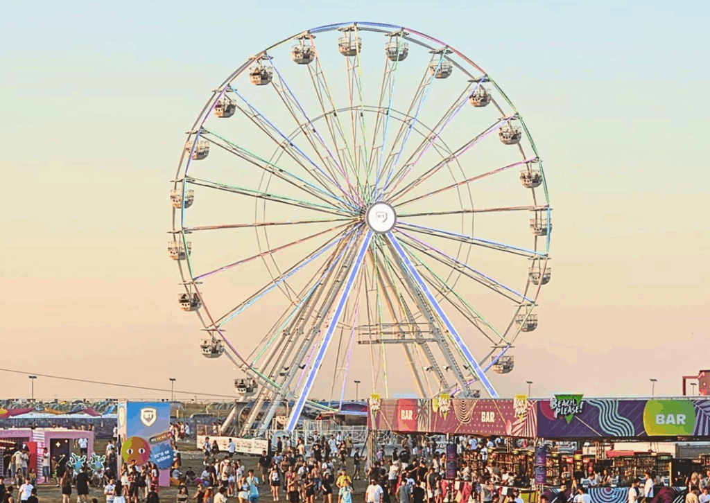 Roata Mare luminată la festivalul Beach Please, atracție vizitată de mii de participanți pentru panorame și distracție