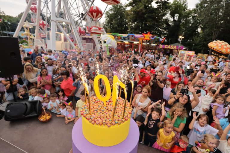 Tortul aniversar de 10 ani Miramagica cu lumânări și artificii, sărbătorit alături de sute de copii și părinți în parc de distracții