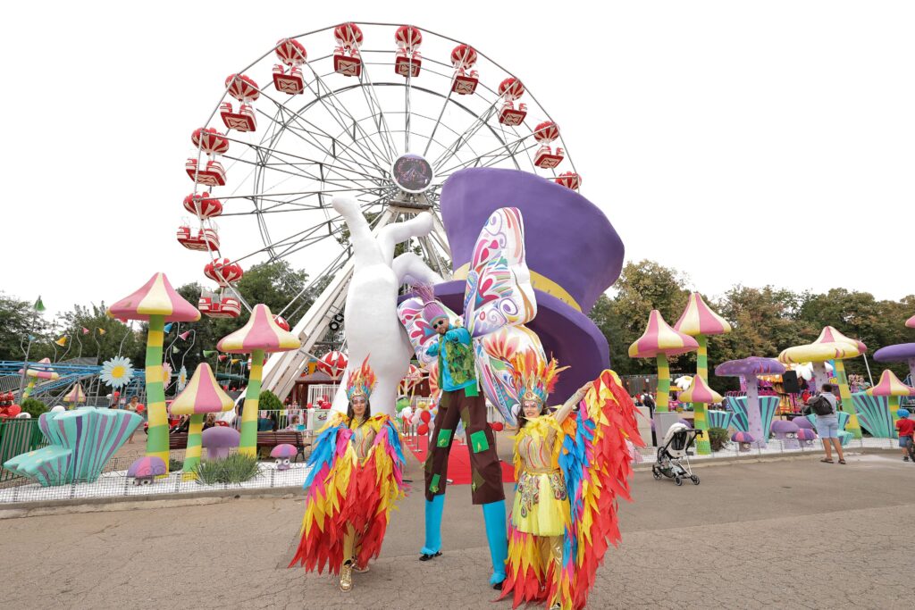 Roata Miramagica din Herăstrău sărbătorită cu artiști costumați, decoruri colorate și atmosferă festivă la aniversare