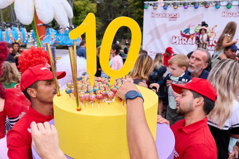 Tort aniversar colorat, decorat cu acadele și cifra 10, la aniversarea a 10 ani a parcului Miramagica