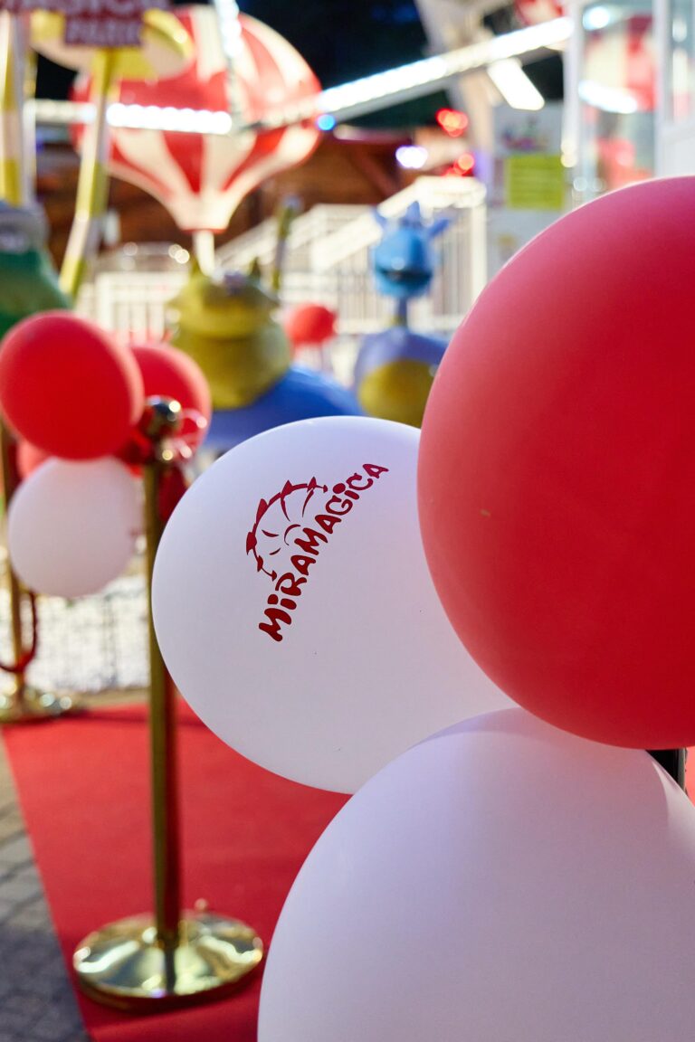 Baloane roșii și albe cu logo-ul Miramagica, pregătite pentru aniversarea de 10 ani a parcului de distracții