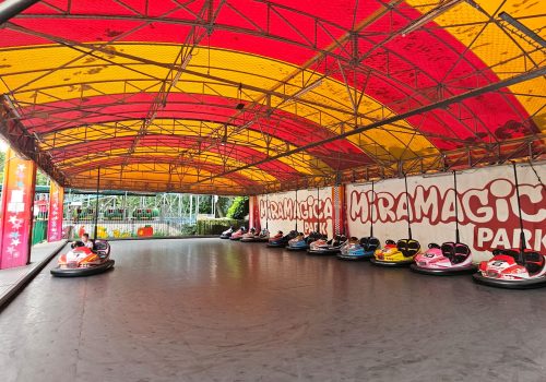 Arena de mașinuțe electrice colorate la Miramagica Park Herăstrău, atracție clasică de distracție pentru copii și familie