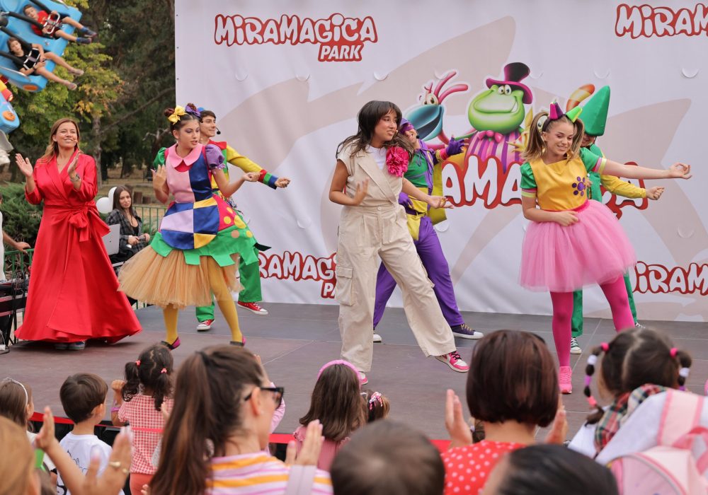 Gașca Zurli pe scena Miramagica Park, spectacol interactiv pentru copii și părinți, plin de energie, dans și distracție